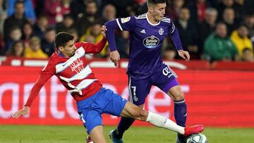 Gil Dias intenta robarle el balón a Guardiola.