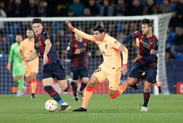 Álvaro Morata entre Pepelu y Rober Pier.