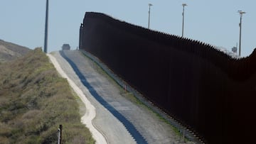 En medio de las deportaciones masivas de Trump, inspectores fronterizos son puestos bajo arresto por cobrar miles de dólares por dejar pasar personas sin papeles.