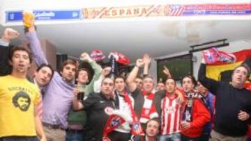 <b>PASIÓN ROJIBLANCA. </b>AS estuvo con la Peña Britannia en su sede de Londres en octubre de 2009.