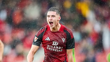 Panichelli celebra uno de los 8 goles que lleva anotados esta temporada con el Mirandés.