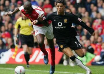 Un joven Cristiano Ronaldo lucha con un ya experimentado P&auml;trick Vieira.