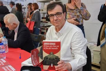 El escritor Javier Cercas posa con uno de sus ejemplares.