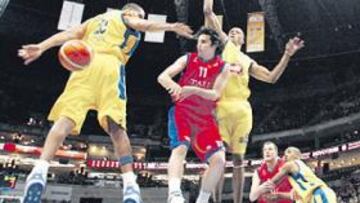 <b>POR LOS AIRES. </b>Erdogan intenta una asistencia bajo canasta.