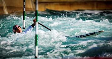 El Campeonato del Mundo de piragüismo en eslalom tiene lugar en Londres entre el 19 y el 24 de septiembre en el canal del Centro de Aguas Bravas Lee Valley, cerca de Waltham Cross, al norte de la capital británica. En la imagen, la australiana Jessica Fox pasa por una de las puertas del circuito durante la semifinal femenina.