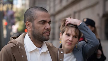 El exfutbolista Dani Alves y su abogada, In¨¦s Guardiola, a su salida de la Audiencia de Barcelona, a 28 de marzo de 2024, en Barcelona, Catalunya (Espa?a). El futbolista Dani Alves se ha presentado hoy ante la Audiencia de Barcelona para la primera de las comparecencias semanales que deber¨¢ hacer mientras siga en libertad provisional para certificar que no se ha fugado. Alves ha llegado acompa?ado de su abogada, para este tr¨¢mite que deber¨¢ hacer cada viernes (esta semana un d¨ªa antes, por ser festivo en Viernes Santo) mientras siga en libertad hasta que su condena por agresi¨®n sexual sea firme. El futbolista sali¨® de prisi¨®n provisional el lunes tras pagar una fianza de un mill¨®n de euros, y el tribunal tambi¨¦n puso como requisito a su libertad mientras espera sentencia firme y se presentara cada semana en sede judicial para comprobar que no ha salido de Espa?a.
28 MARZO 2024;BARCELONA;CATALUNYA;DANI ALVES;COMPARECENCIA
David Zorrakino / Europa Press
28/03/2024