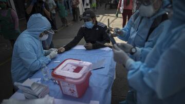 Un trabajador sanitario toma muestras en Lima, Per&uacute;.