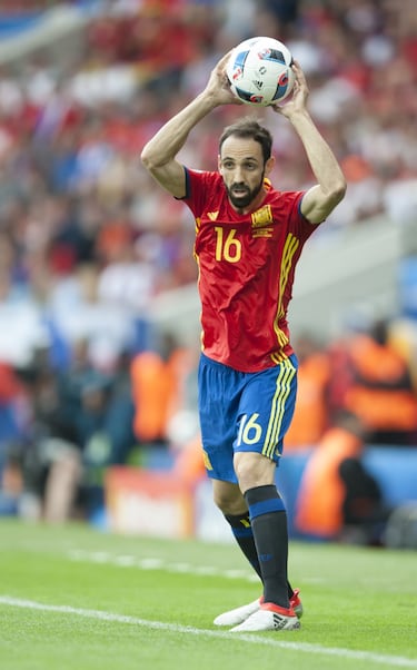 Fichado del Elche, Juanfran Torres se formó en las categorías inferiores del Madrid. Llegó a la primera plantilla en 2003, pero saldría del club en 2005: pasó por el Espanyol, Osasuna y Atlético de Madrid, equipo en el que pasó la mayor parte de su carrera, y Sao Paulo. De blanco apenas jugó 11 encuentros. Acudió a la Eurocopa de 2012, pero no jugó ni un solo minuto.
