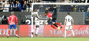 2-3. Centro lateral,  Kepa Arrizabalaga salta con Álvaro Morata, el guardameta vasco no consigue despejar,el balón da en el cuerpo de Antonio Rüdiger y termina en un autogol del central alemán del conjunto blanco.