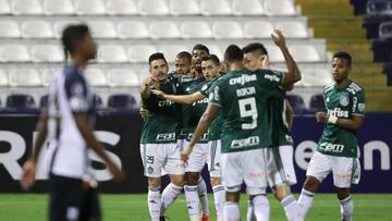 LIM205. LIMA (PER&Uacute;), 03/05/2018.- Jugadores de Palmeiras celebran el gol de Willian hoy, jueves 3 de mayo de 2018, durante un partido del grupo H de la Copa Libertadores en el estadio Alejandro Villanueva en Lima (Per&uacute;). EFE/ERNESTO ARIAS