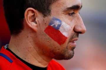 HO01. HOUSTON (EE.UU.), 26/03/2019.- Un aficionado chileno mira a su equipo durante un partido amistoso internacional entre EE.UU. y Chile este martes, en el estadio BBVA Compass en Houston, Texas (EE.UU.). EFE/Aaron M. Sprecher