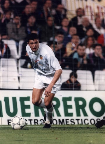 Estuvo desde 1989 hasta 1995 en el Valencia jugando 184 partidos y anotando 77 goles.