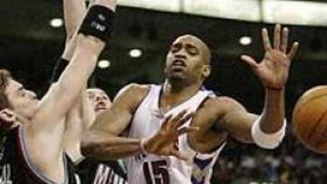 Vince Carter intenta pasar el balón en presencia de Pau Gasol