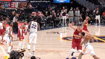 Locura de Jokic para terminar expulsado en caída de Denver