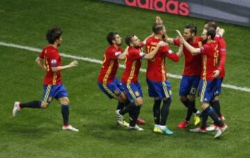 Los jugadores celebran el 1-0 de Morata. 