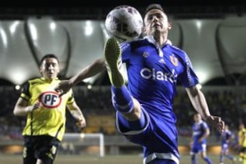 Gustavo Canales intenta controlar la pelota en el duelo de la U ante San Luis.