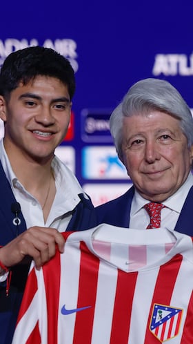 FOTODELDÍA - MADRID, 04/02/2026.- El centrocampista mexicano Obed Vargas (i), junto al presidente del Atlético de Madrid, Enrique Cerezo (d), durante su presentación como nuevo jugador del club, este miércoles en el Estadio Metropolitano de Madrid. EFE/Sergio Pérez