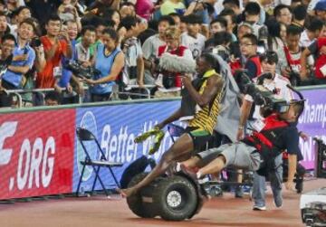 Un cámara de televisión en su 'Segway' se llevó por delante a Usain Bolt en la vuelta de honor de la final de 200m.