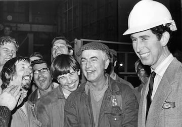 El príncipe Carlos durante su visita al noreste de Inglaterra el 27 de noviembre de 1979 conversa con los trabajadores del astillero Pallion en Sunderland.   