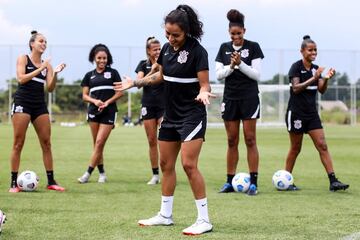 "Es impresionante, el primer día que llegué le dije a Tamires 'eres mi ídola, eres una crack, una referente, eres todo'. Es una líder innata, todas las jugadoras son unas líderes, me han ayudado mucho". 