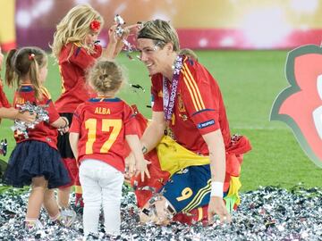 01/07/12  EUROCOPA 2012  POLONIA UCRANIA PARTIDO FINAL 
 SELECCION ESPA&Atilde;OLA ESPA&Atilde;A - ITALIA 
 FINAL DEL PARTIDO 
 CELEBRACION ALEGRIA CAMPEON COPA TROFEO
 FERNANDO TORRES Y SUS HIJOS 
 CAMPEONES