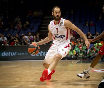 Leyenda total de la Euroliga. ?nico jugador con tres MVPs de la Final Four (Toni Kukoc tambi¨¦n lo logr¨® en la antigua Copa de Europa) y uno de los jugadores m¨¢s determinantes de las ¨²ltimas d¨¦cadas en el continente europeo. Su primer reconocimiento como mejor jugador lleg¨® en 2009 con el Panathinaikos, pero fueron los dos siguientes con el Olympiacos (2012 y 2013) las que le convirtieron en un mito. Los 22 puntos y 5 triples que le meti¨® al Madrid en la final de 2013 acabaron con el primer intento de la etapa Laso de devolver al club blanco a lo m¨¢s alto.