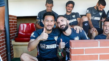 26/07/2019 MALAGA CF AMISTOSO MALAGA - ALGECIRAS OKAZAKI ANTES DE EMPEZAR EL PARTIDO EN EL BANQUILLO CON CIFU