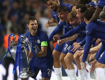 Solo cuatro meses después de coger un equipo que deambulaba por la Premier, Tuchel convirtió al Chelsea en campeón de la Champions. Los blues, que habían eliminado al Real Madrid en semifinales, se impusieron el 30 de mayo en la final de Oporto al City de Guardiola gracias a un solitario gol de Havertz. A pesar del corto resultado, el Chelsea no sufrió y consiguió terminar el partido sin que el City lograra disparar a puerta. La copa la levantó Azpilicueta. 