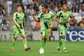 Aldo Rocha celebra con sus compañeros después de anotar un gol ante Rayados.