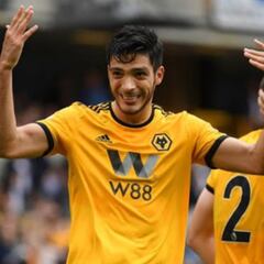 Aficionado recrea canción de Raúl Jiménez con su telefono