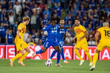 Djené enter De Jong y Gündoğan.