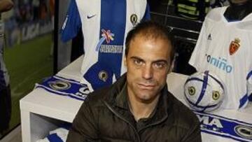 <b>EL REGRESO DEL ÍDOLO. </b>Javier Farinós, ayer, posa en la tienda oficial junto a las camisetas de Hércules y Zaragoza.