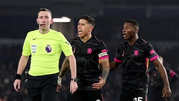 Soccer Football - Premier League - Brighton & Hove Albion v Chelsea - The American Express Community Stadium, Brighton, Britain - February 14, 2025 Chelsea's Enzo Fernandez and Moises Caicedo remonstrate to referee Chris Kavanagh Action Images via Reuters/Paul Childs EDITORIAL USE ONLY. NO USE WITH UNAUTHORIZED AUDIO, VIDEO, DATA, FIXTURE LISTS, CLUB/LEAGUE LOGOS OR 'LIVE' SERVICES. ONLINE IN-MATCH USE LIMITED TO 120 IMAGES, NO VIDEO EMULATION. NO USE IN BETTING, GAMES OR SINGLE CLUB/LEAGUE/PLAYER PUBLICATIONS. PLEASE CONTACT YOUR ACCOUNT REPRESENTATIVE FOR FURTHER DETAILS..