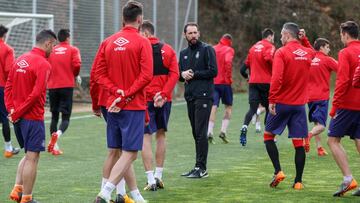 Pablo Mach&iacute;n dirige un entrenamiento del Girona.