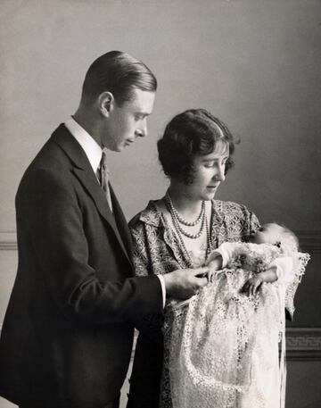 Isabel II nace el 21 de abril en el barrio de Mayfair en Londres en 1926. Este año ha cumplido 96 años. Su padre no era el rey, pero la abdicación de su tío Eduardo VIII para comprometerse con Wallis Simpson, estadounidense divorciada, hizo que su vida cambiara para siempre. 