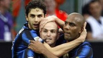 Maicon y Cambiasso dejan al Inter a un paso del Milan