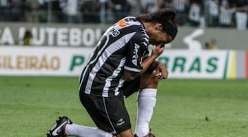 En 2012, Ronaldinho jugaba para el Atlético Mineiro y marcó un gol de bandera, pero lejos de festejarlo, se hincó para dedicar su anotación a su padre que había fallecido días antes.