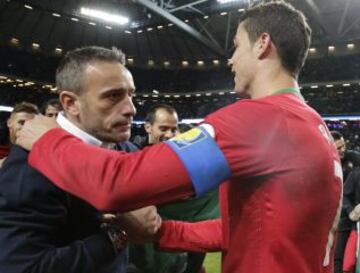 Cristiano Ronaldo y Paulo Bento celebran la clasificación.