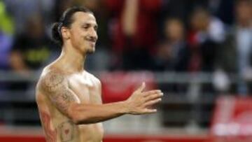 Ibrahimovic acude a saludar a un rival.