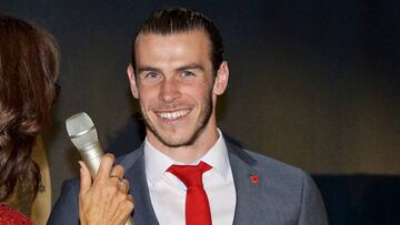 Bale posó en Gales con el trofeo que le acredita como el mejor jugador de su país.