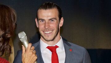 Bale pos&oacute; en Gales con el trofeo que le acredita como el mejor jugador de su pa&iacute;s.