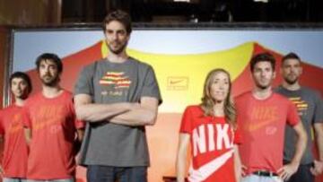 <b>EQUIPO. </b>Arriba, Llull, Navarro, Pau Gasol, Fernández, Rudy y Marc. Abajo, José Luis Sáez.