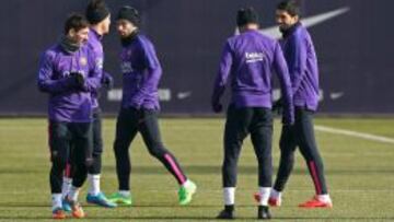 El delantero argentino del FC Barcelona, Leo Messi (i), y el delantero uruguayo Luis Suárez (d), durante entrenamiento que realizó la plantilla blaugrana para preparar el partido de liga que disputarán mañana en San Mamés ante el Athletic Club de Bilbao.