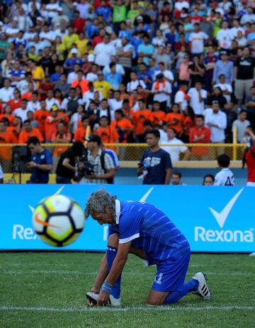 Ambos fueron los protagonistas de un partido organizado por ESPN en El Salvador para celebrar el 60 aniversario del excadista Mágico. Se midieron en el Mundial de España de 1982 en Alicante.