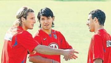 <b>CON EL CAPITÁN.</b> Forlán y Agüero hablaron con Maxi. El Kun también dialogó con Juan Iribarren.