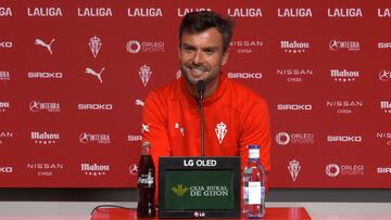 18-10-24. RUBÉ ALBÉS, ENTRENADOR DEL SPORTING, DURANTE LA RUEDA DE PRENSA PREVIA AL VIAJE A ELCHE.
