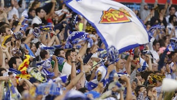 La afición del Real Zaragoza durante un partido de su equipo.