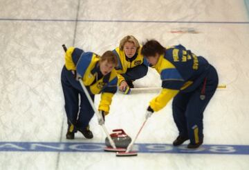 El curling consiguió ser disciplina olímpica en los JJOO de 1998, en Nagano. En imagen el equipo de Suecia en los JJOO de Invierno de ese año.