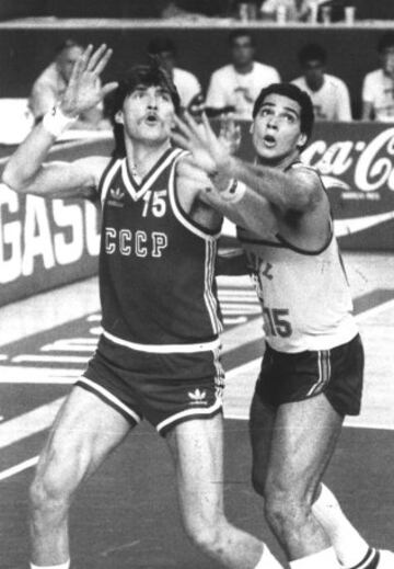 Su primer título de selecciones fue el oro del Campeonato del Mundo en Colombia 82 y posteriormente, también con la URSS, ganó la plata en España 86.
En los JJ.OO. de Seúl 88 consiguió el oro y en cuanto a los Campeonatos de Europa logró el oro en Alemania 85 y el bronce en Francia 83 y Yugoslavia 89.

