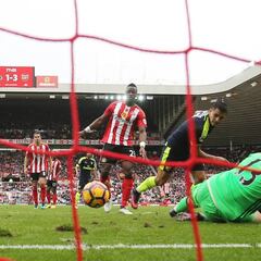 Alexis celebra un doblete y Arsenal toma la punta